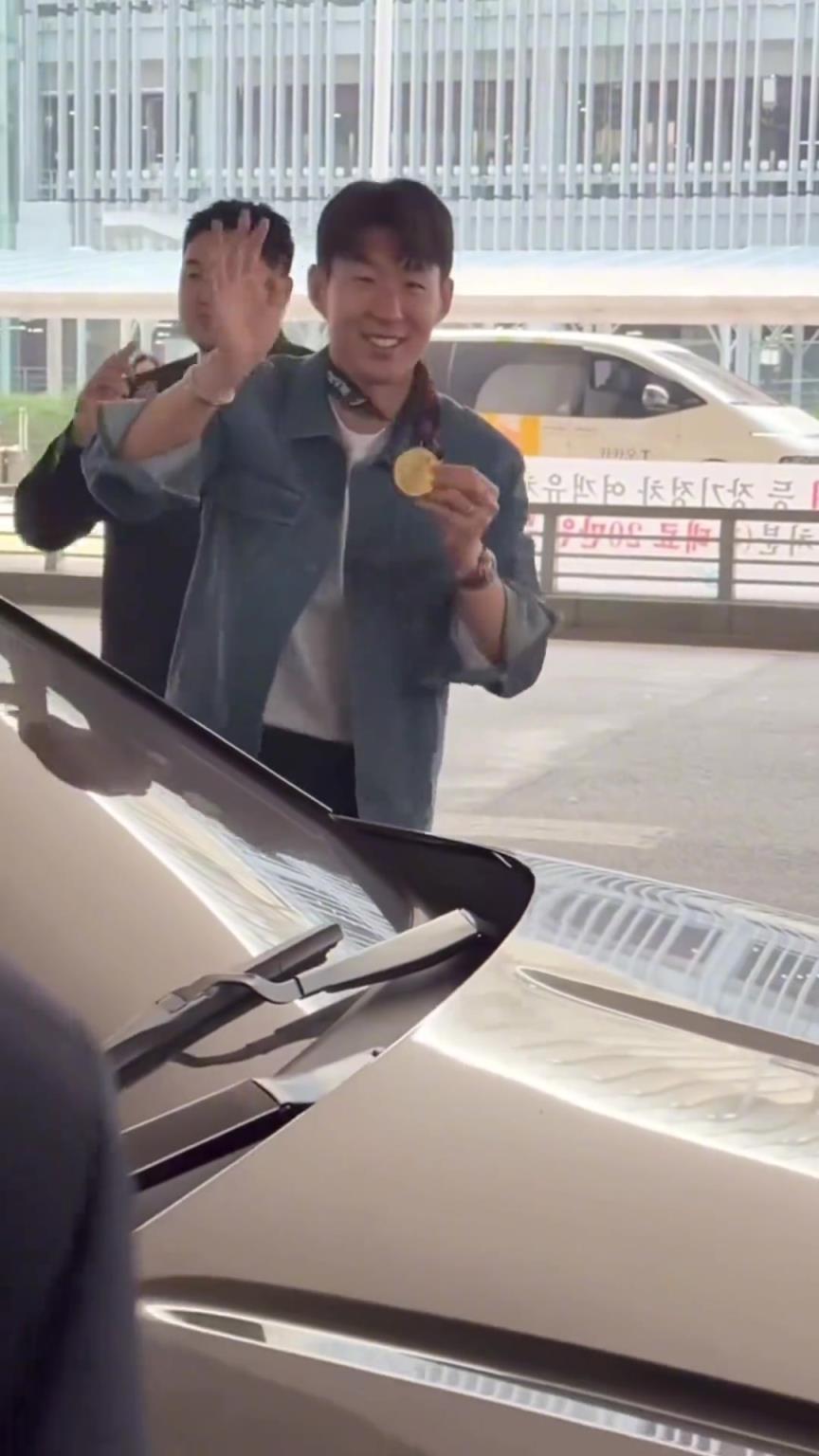 衣錦還鄉(xiāng)！孫興慜返回韓國(guó)，眾多女球迷讓其把歐聯(lián)獎(jiǎng)牌戴上