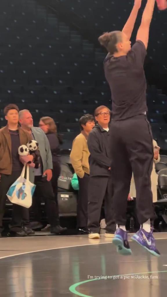 71歲成龍現(xiàn)身巴克萊中心看女籃比賽：她們投籃怎么那么準(zhǔn)！??！